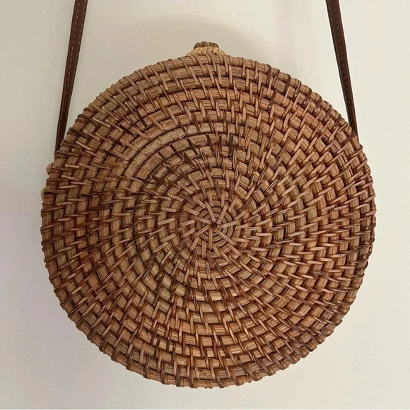 Round Bamboo Straw Crossbody Purse - Picture 7 of 8